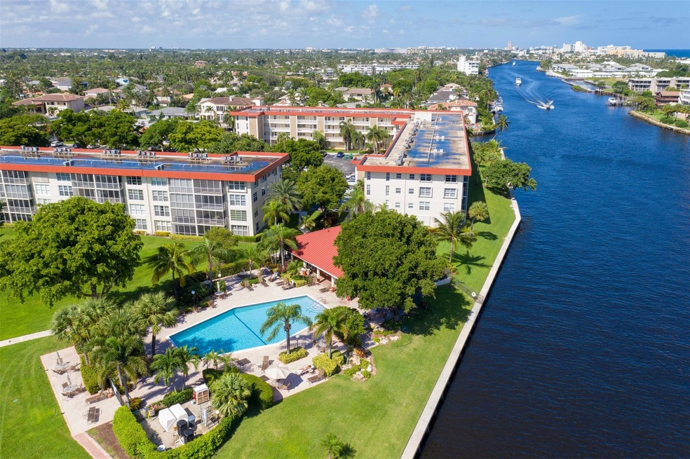 Waterfront 2 Bedroom / 2 Bath Condo in Palm Aire i