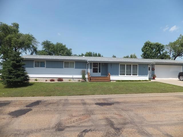 611 W Oak Ave, Glen Ullin, ND 58631 - photo 1