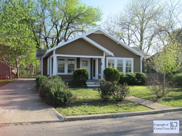 629 E Weinert St, Seguin, TX 78155 - photo 1