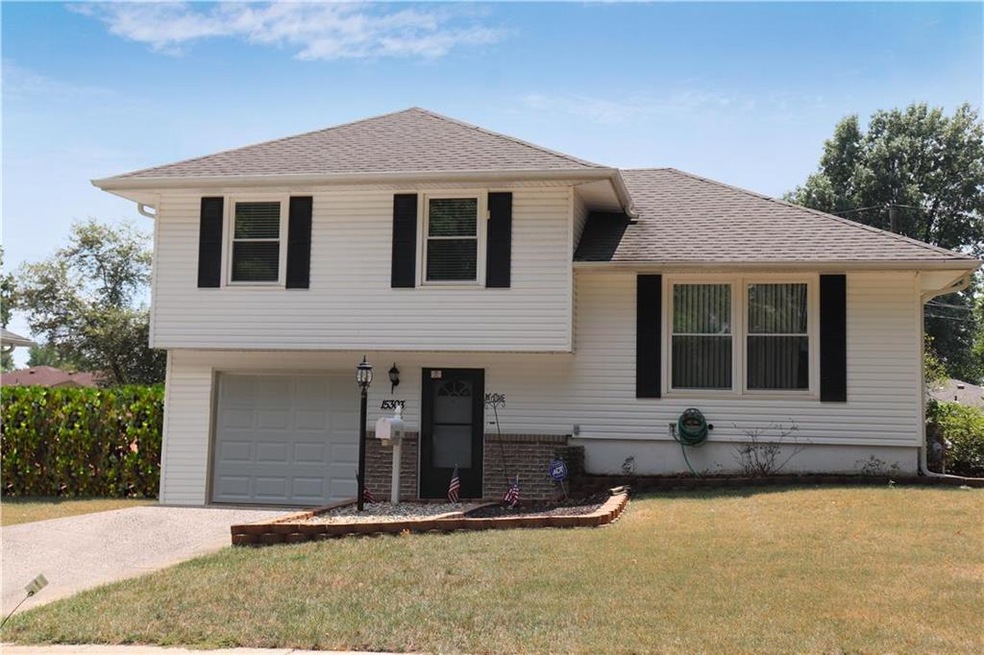 Welcome to this adorable low maintenance home!  Vi