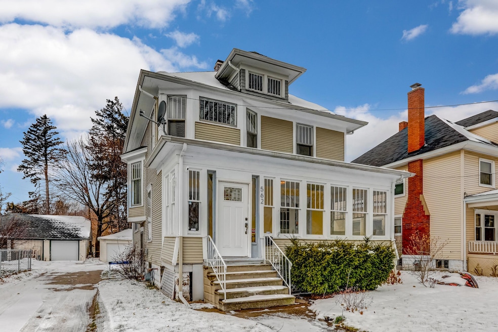 562 Columbus Ave, Benton Harbor, MI 4902