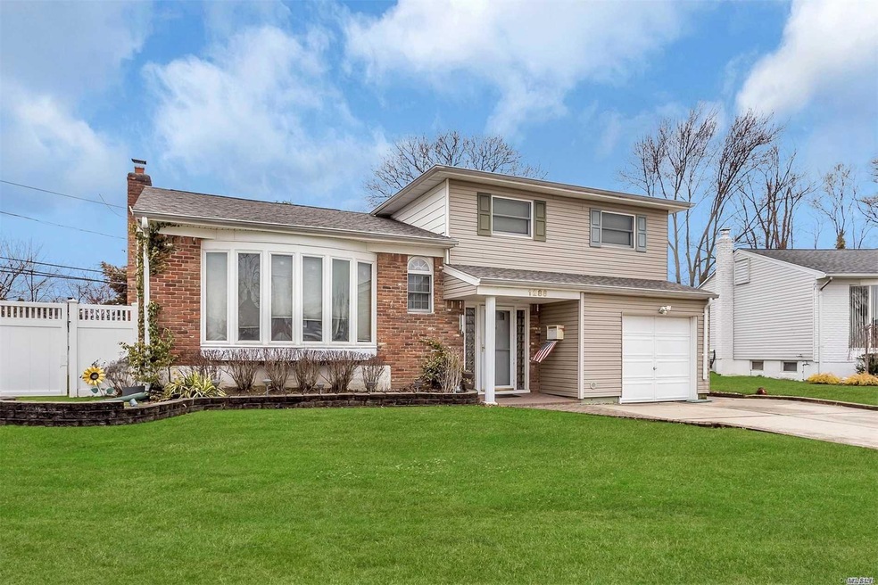 1286 Lois Ln, Seaford, NY 11783 - photo 1