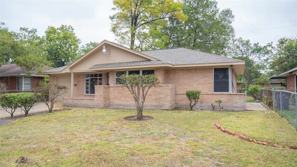 10222 Royal Oaks Dr, Houston, TX 77016 - photo 1