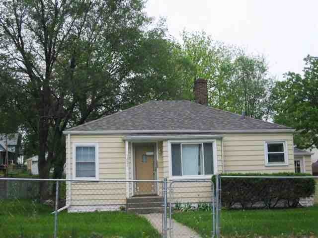 1223 Warren St, Davenport, IA 52804 - photo 1