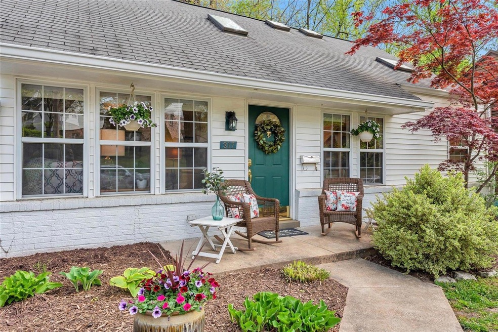 Welcome home to your darling Webster Groves charmer!