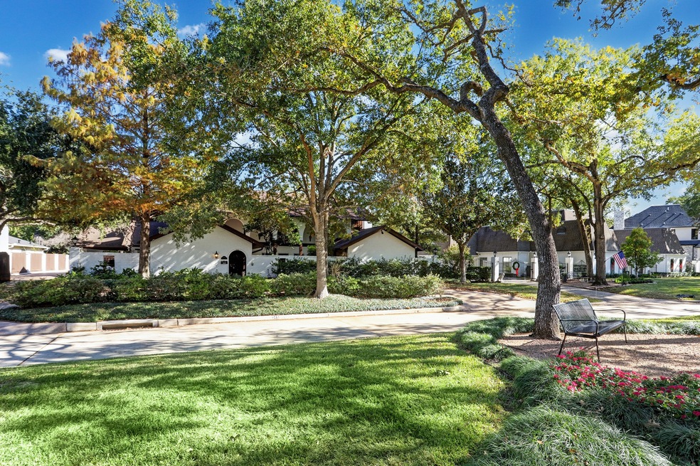 546 Stoneleigh Dr, Houston, TX 77079 - photo 1