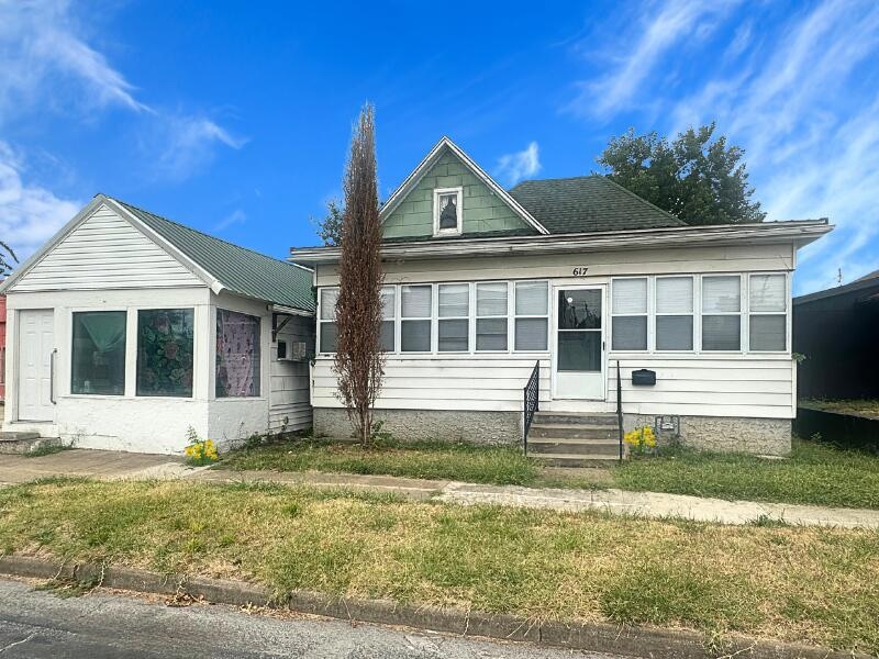 617 E Broadway St, Monett, MO 65708 - photo 1