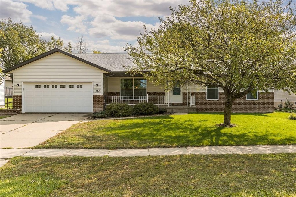 724 E Terrace Dr, Center Point, IA 52213 - photo 1