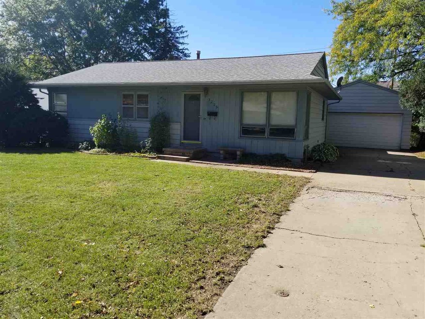 3225 Carlton Dr, Cedar Falls, IA 50613 - photo 1