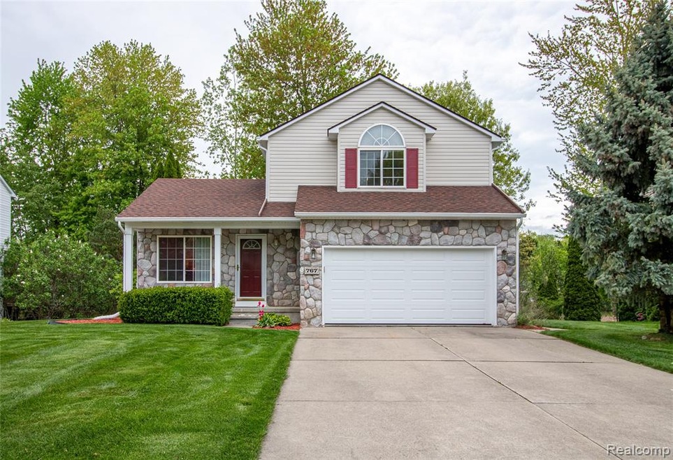 767 Bay Crossing Dr, Waterford, MI 48327 - photo 1