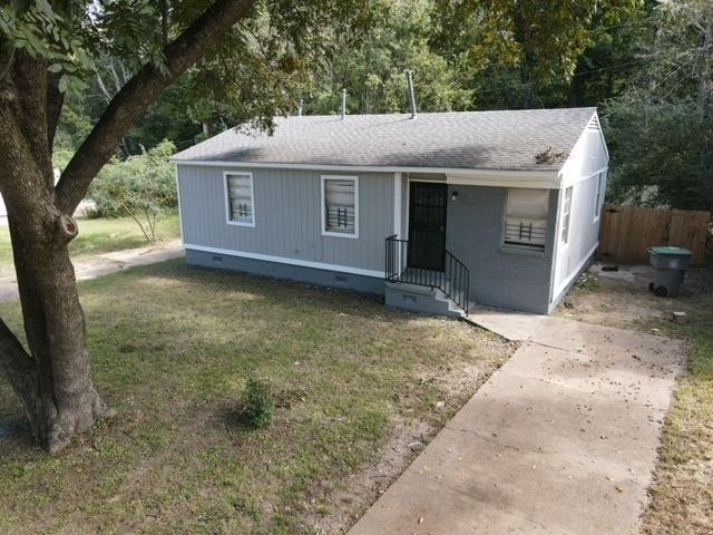 View of front of home featuring a front lawn