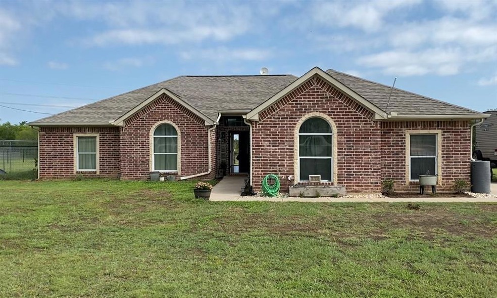 137 Florence Ln, Springtown, TX 76082 - photo 1