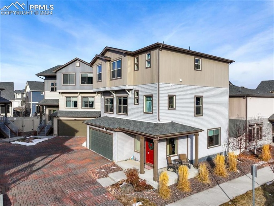 Attractive 3-level home on a cul-de-sac lot in the