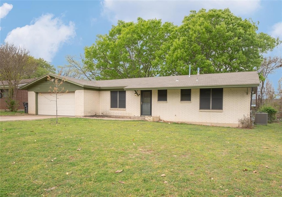 1204 Tanglewood Dr, Cleburne, TX 76033 - photo 1