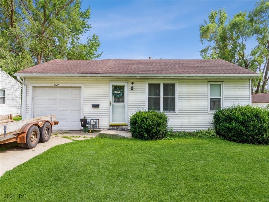 2205 S 8th Ave E, Newton, IA 50208 - photo 1