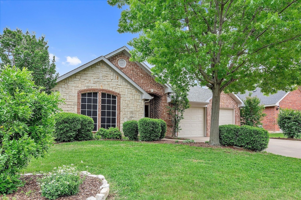 2636 Bent Tree Dr, Hurst, TX 76054 - photo 1