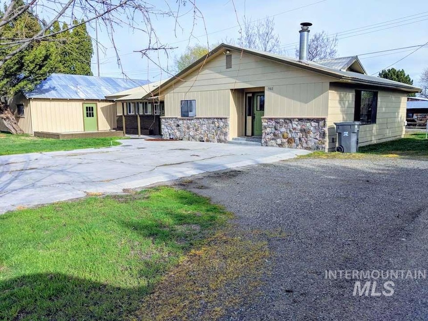 702 W Oregon Ave, Homedale, ID 83628 - photo 1