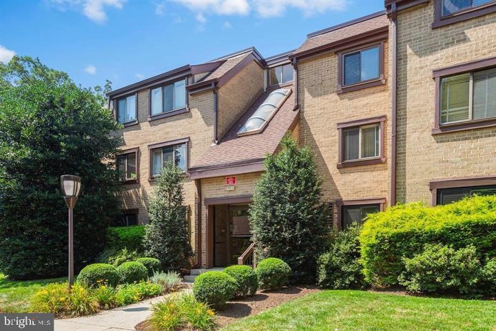 1621 Parkcrest Cir unit 100, Reston, VA 20190 - photo 1