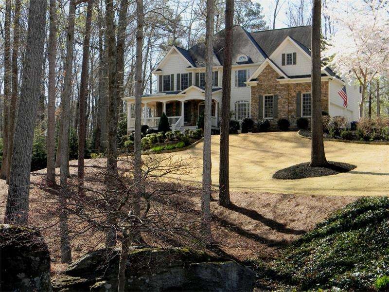 Large professionally  landscaped yard helps featur