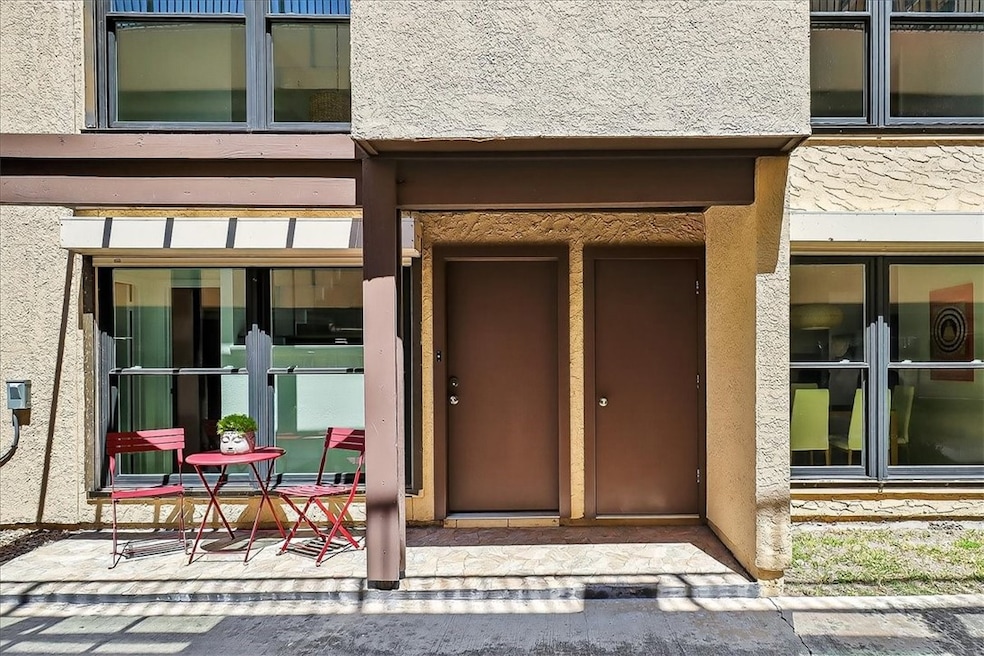 1400 Ocean Dr unit 2, Corpus Christi, TX 78404 - photo 1