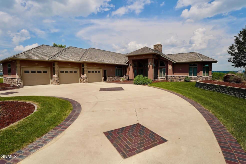 903 9th Ave SW, Jamestown, ND 58401 - photo 1