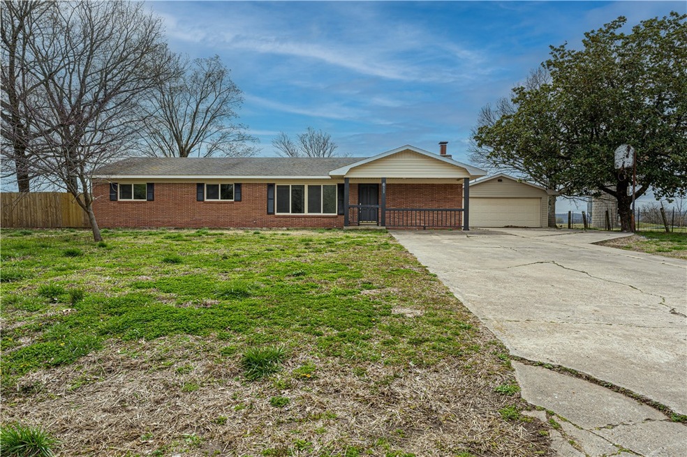 611 E Butler, Prairie Grove, AR 72753 - photo 1