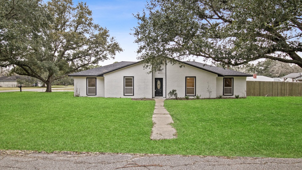 9 Robin Dr, Alvin, TX 77511 - photo 1