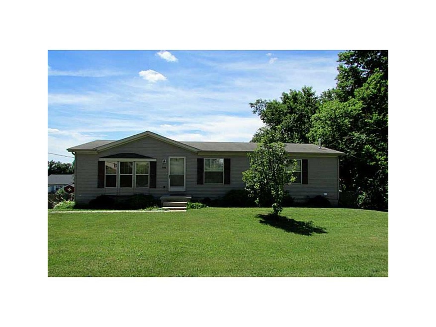 Front Exterior. Vinyl siding.