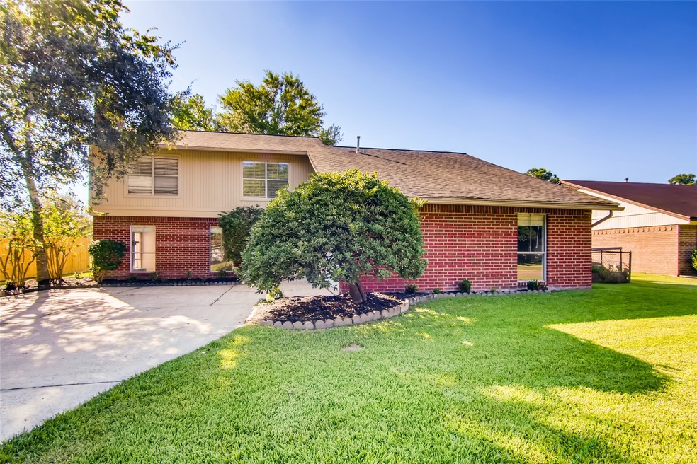 428 E Castle Harbour Dr, Friendswood, TX 77546 - photo 1