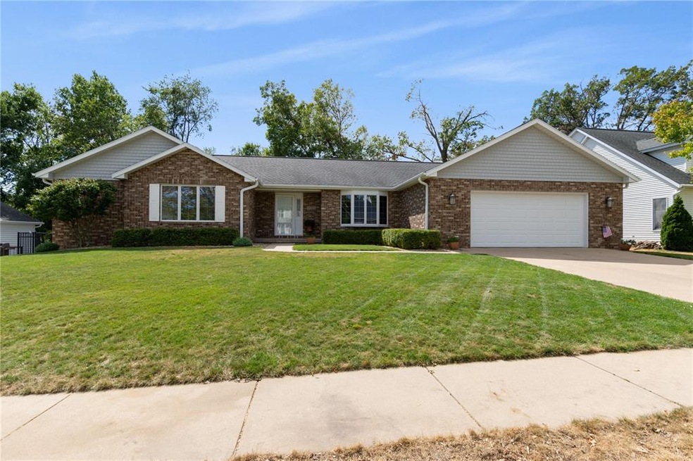 3305 Silverthorne Rd NE, Cedar Rapids, IA 52402 - photo 1