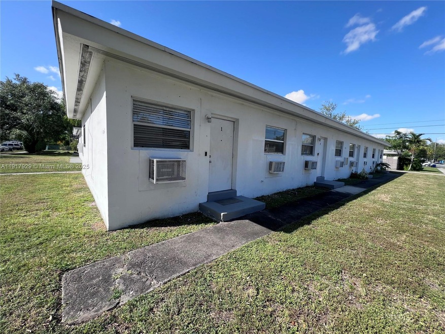 1995 NE 167th St unit 1, North Miami Beach, FL 33162 - photo 1