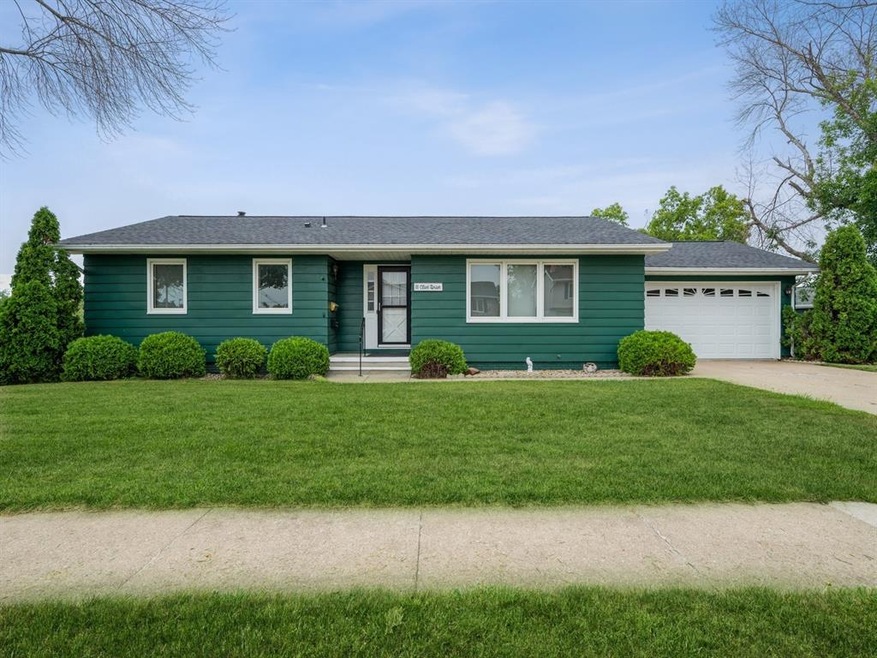 111 Clive Dr SW, Cedar Rapids, IA 52404 - photo 1