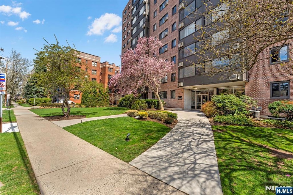 90 Prospect Ave unit 9E, Hackensack, NJ 07601 - photo 1