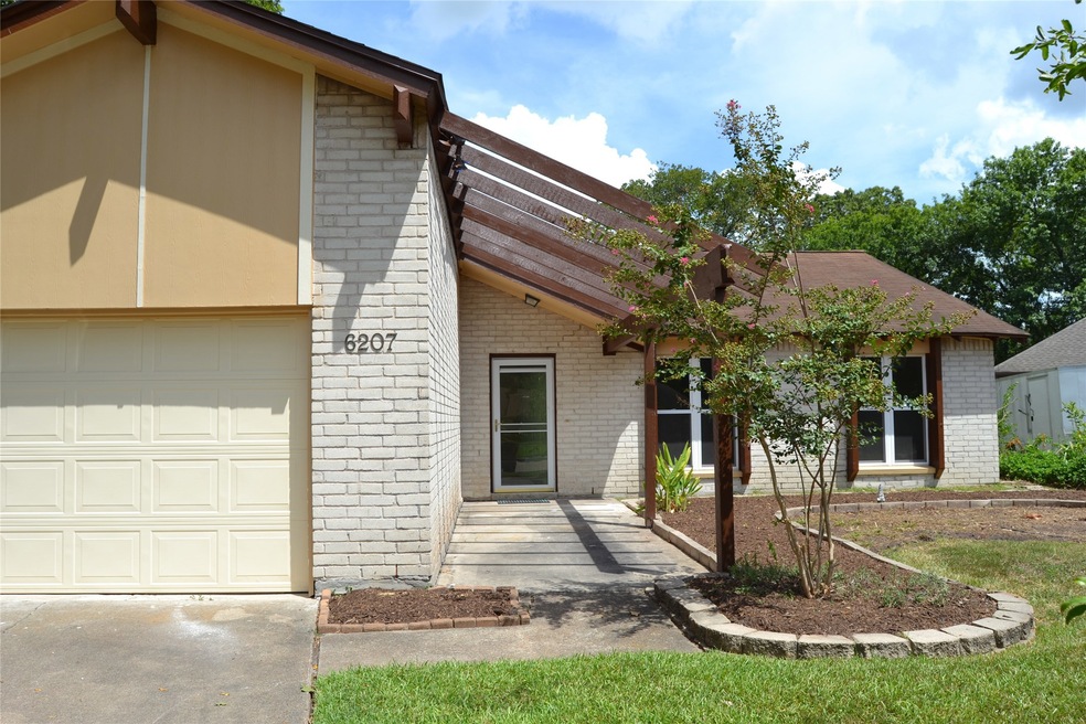 6207 Holly View Cir, Houston, TX 77091 - photo 1