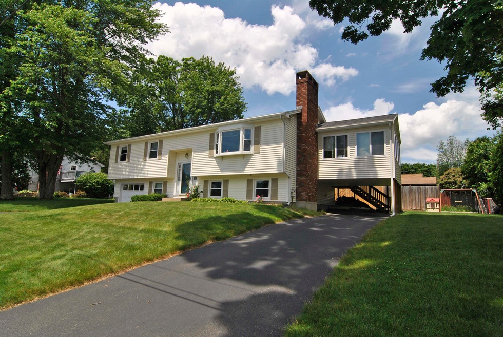 4 Camelot Dr, Hooksett, NH 03106 - photo 1