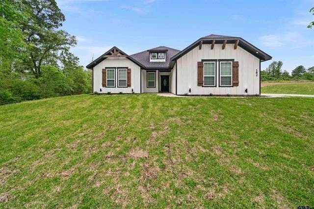 View of front of property featuring a front yard