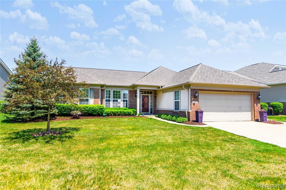 27086 Walloon Way unit 29, Flat Rock, MI 48134 - photo 1