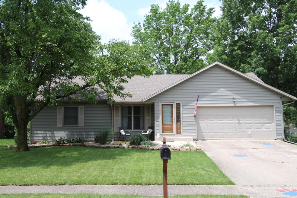 921 Hickory Dr, Marysville, OH 43040 - photo 1