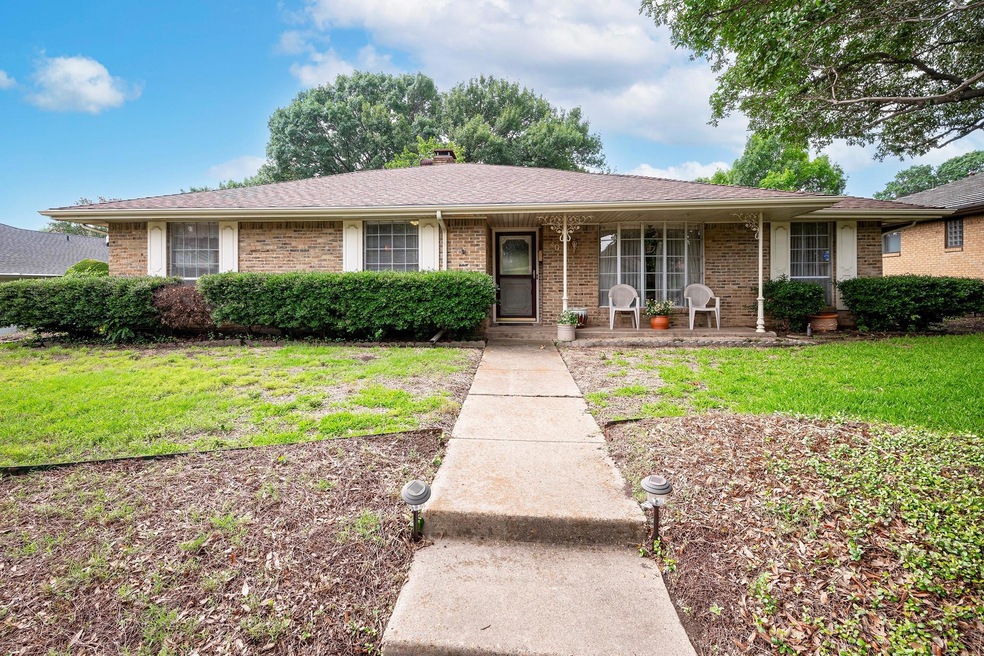 Ranch-style house with a front lawn