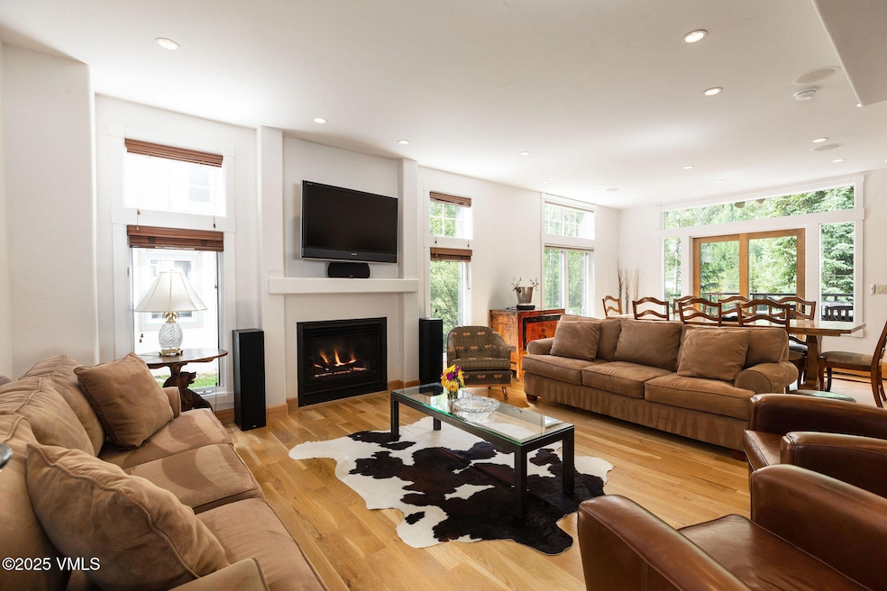 4240_spruce_way_interior_living