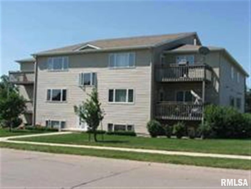 2413 W 54th St unit 4, Davenport, IA 52806 - photo 1