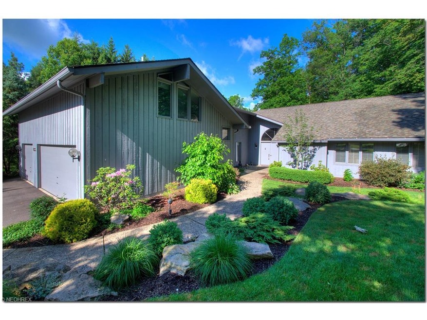 Welcome to 338 Inwood Trail. Free-standing private
