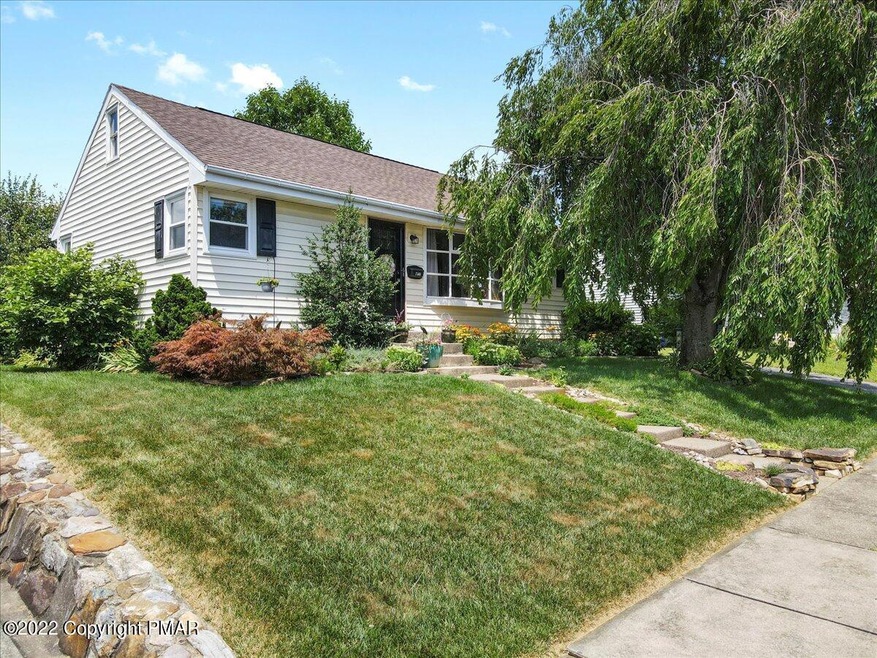 1566 Eastwood Dr, Bethlehem, PA 18018 - photo 1