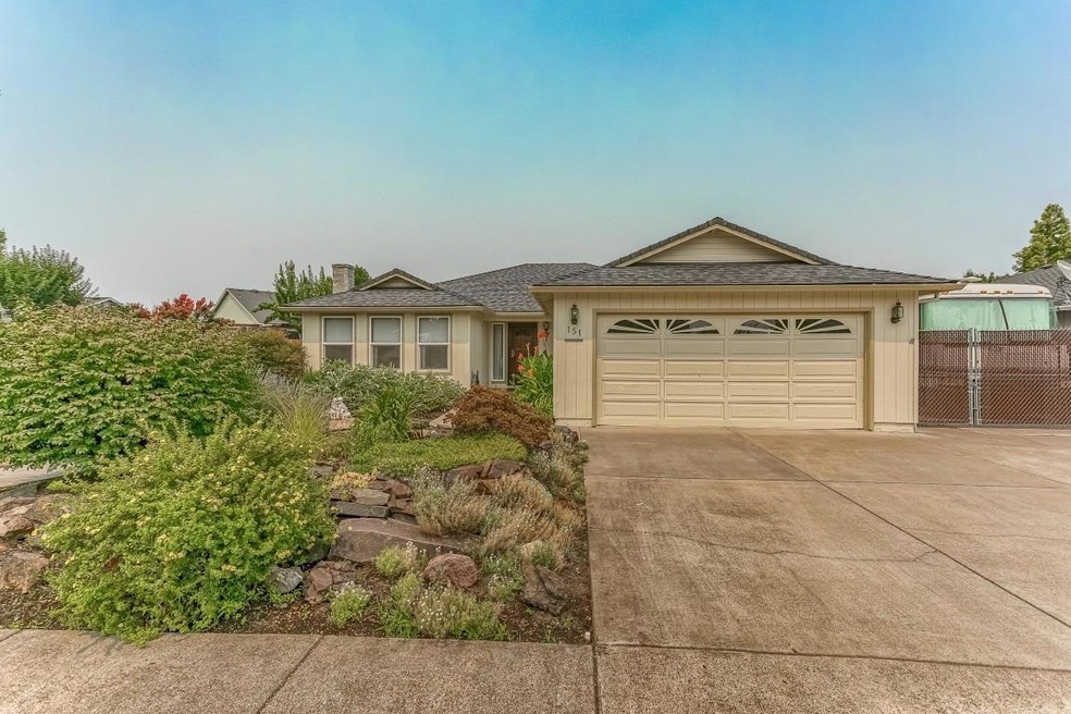 151 Woodridge Dr, Central Point, OR 97502 - photo 1