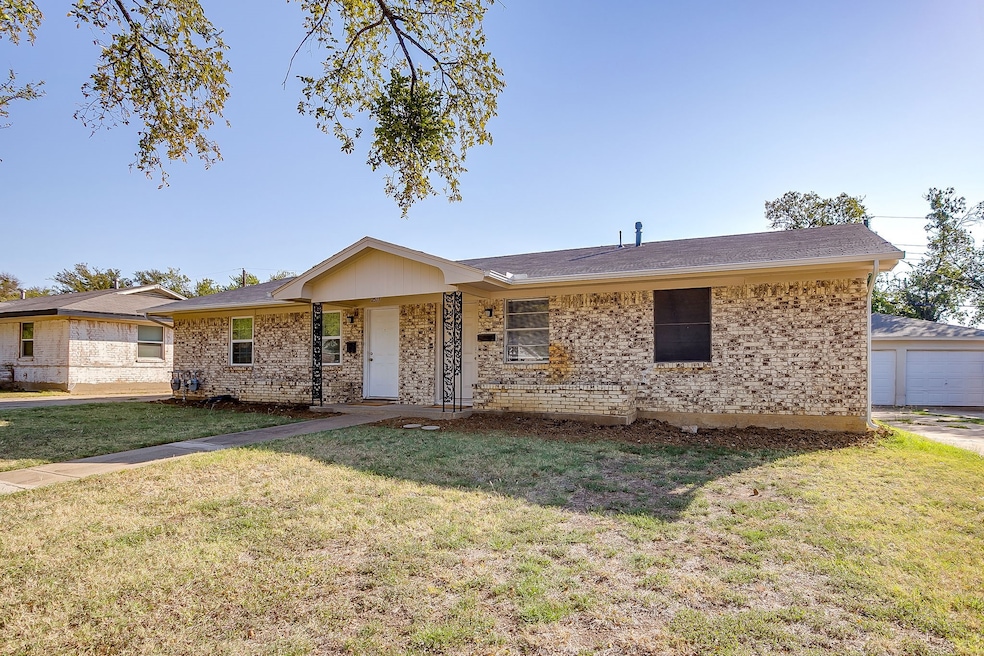 2519 Normont Cir, Fort Worth, TX 76103 - photo 1