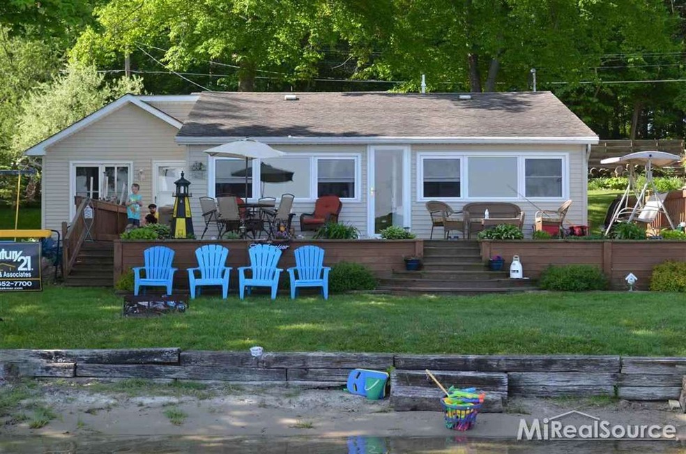 Gorgeous lake frontage