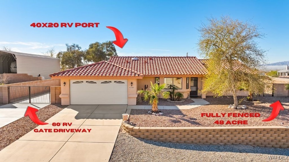 View of front of house with an attached garage, fe