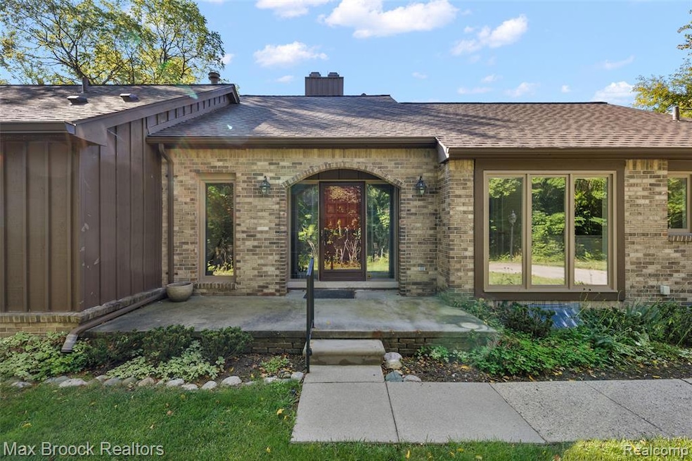 30705 River Crossing St, Bingham Farms, MI 48025 - photo 1