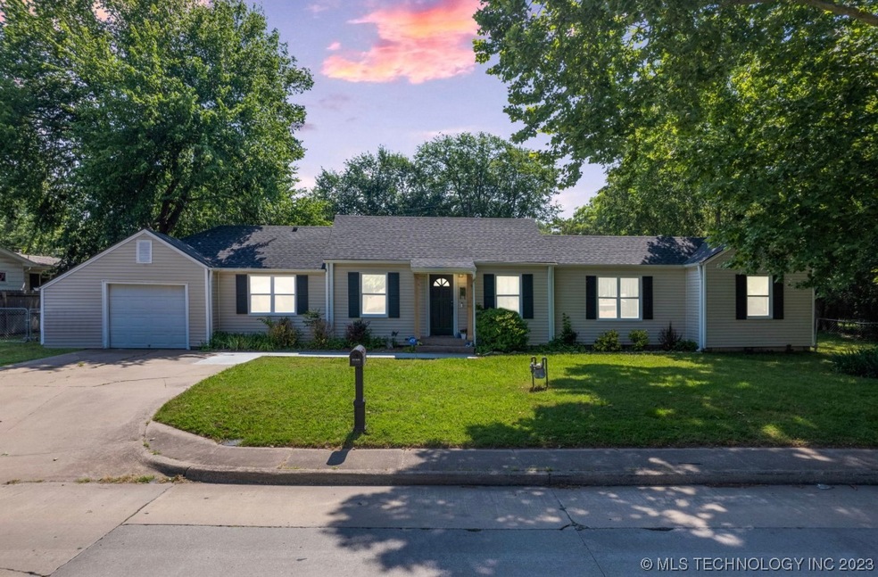 1114 N Dorothy Ave, Claremore, OK 74017 - photo 1