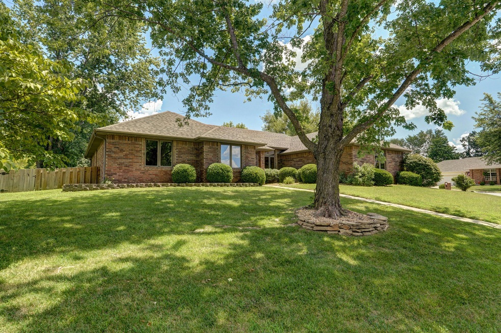 723 E Meramec Ln-1
